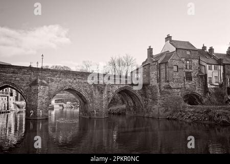 Elvet Bridge è una struttura medievale in muratura ad arco di grado uno che attraversa il fiume Wear nel centro della città di Durham. Foto Stock