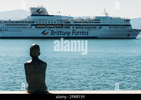 Santander, Spagna - 6 aprile 2023: Vista sfocata della Statua dei Raqueros nel porto spagnolo santander con la Bretagna Feries sullo sfondo Foto Stock