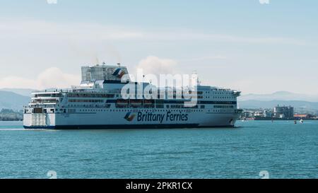 Santander, Spagna - 6 aprile 2023: Brittany Ferries nel porto di Sandander, Spagna Foto Stock