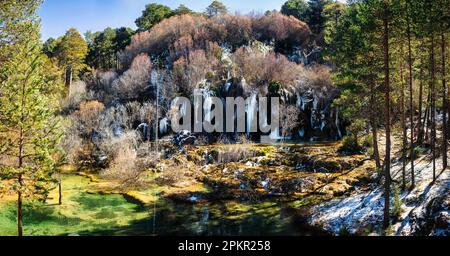 Vista panoramica della sorgente del fiume Cuervo, Cuenca, Spagna. Fine inverno e quasi in primavera con il disgelo. Neve e ghiaccio deriva e un lago che Foto Stock