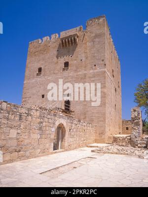 Il castello di Kolossi è un antico castello-fortezza crociato non lontano dalla moderna città di Limassol. Costruito nel 12th ° secolo durante le guerre crociate dai Cavalieri di San Giovanni, è stato successivamente occupato dai Cavalieri Templari famosi. Fu occupata in un tempo anche dal re inglese Riccardo il cuore di Leone Foto Stock