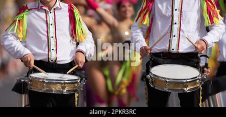 Musiche di Carnevale suonate a batteria da musicisti dai colori vivaci Foto Stock