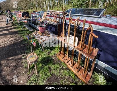 Woodsman & The Witch, commercianti di canali che girano sul canale Leeds & Liverpool a Gargrave. Ampia gamma di arti, artigianato, fischietti scolpiti e curios. Foto Stock