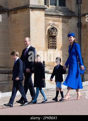 Windsor, Berkshire, Regno Unito. 9th aprile 2023. William, il Principe di Galles e Caterina, la Principessa di Galles arrivano con i loro figli Principe George, la Principessa Charlotte e il Principe Louis insieme ai membri della Famiglia reale per assistere al servizio di Pasqua nella Cappella di San Giorgio al Castello di Windsor questa mattina. Credit: Maureen McLean/Alamy Live News Foto Stock