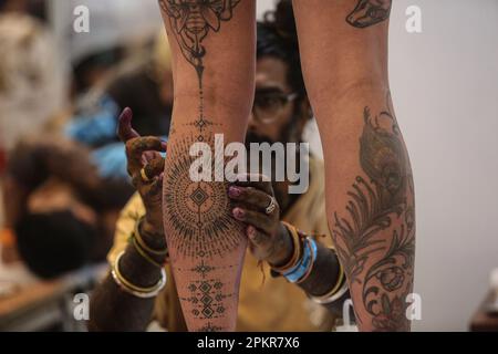 Lalitpur, Bagmati, Nepal. 9th Apr, 2023. Un artista tatuaggio inks un cliente durante la 10th International Nepal Tattoo Convention a Lalitpur, Nepal il 9 aprile 2023. Più di 200 artisti di tatuaggio da tutto il mondo si sono riuniti per mostrare le loro abilità nel convegno. (Credit Image: © Sunil Sharma/ZUMA Press Wire) SOLO PER USO EDITORIALE! Non per USO commerciale! Credit: ZUMA Press, Inc./Alamy Live News Credit: ZUMA Press, Inc./Alamy Live News Foto Stock