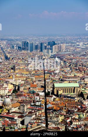 Italien, Neapel, Blick vom Castel Sant'Elmo, deutlich zu erkennen der Strassenzug 'Spaccanapoli', der die Altstadt teilt Foto Stock