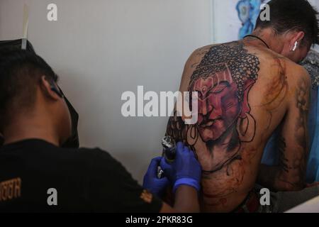 Lalitpur, Bagmati, Nepal. 9th Apr, 2023. Un artista tatuaggio inks un cliente durante la 10th International Nepal Tattoo Convention a Lalitpur, Nepal il 9 aprile 2023. Più di 200 artisti di tatuaggio da tutto il mondo si sono riuniti per mostrare le loro abilità nel convegno. (Credit Image: © Sunil Sharma/ZUMA Press Wire) SOLO PER USO EDITORIALE! Non per USO commerciale! Credit: ZUMA Press, Inc./Alamy Live News Credit: ZUMA Press, Inc./Alamy Live News Foto Stock