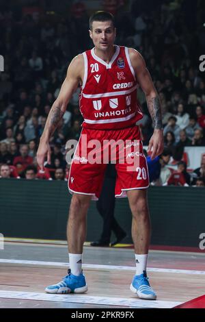 Varese, Italia. 08th Apr, 2023. Andrea Cinciarini #20 di Unahotels Reggio Emilia visto durante LBA Lega Basket Un gioco di Stagione 2022/23 tra Pallacanestro Varese OpenJobMetis e Unahotels Reggio Emilia a Palasport Lino Oldrini. Punteggio finale; Varese 81:85 Reggiana. Credit: SOPA Images Limited/Alamy Live News Foto Stock