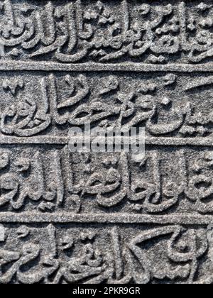 Pietre storiche con scrittura turca ottomana nei più antichi cimiteri di Istanbul Foto Stock