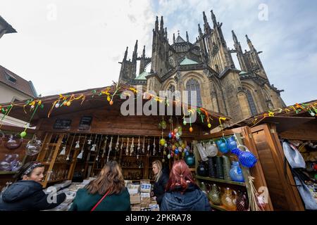 Praga, Repubblica Ceca. 09th Apr, 2023. Turisti vicino a st. Cattedrale di Vito circondata dal mercato pasquale nel Castello di Praga, Repubblica Ceca, 9 aprile 2023. Credit: Michaela Rihova/CTK Photo/Alamy Live News Foto Stock