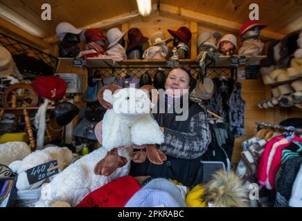 Praga, Repubblica Ceca. 09th Apr, 2023. Mercato pasquale nel Castello di Praga, Repubblica Ceca, 9 aprile 2023. Credit: Michaela Rihova/CTK Photo/Alamy Live News Foto Stock