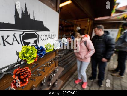 Praga, Repubblica Ceca. 09th Apr, 2023. Turisti st. Cattedrale di Vito circondata dal mercato pasquale nel Castello di Praga, Repubblica Ceca, 9 aprile 2023. Credit: Michaela Rihova/CTK Photo/Alamy Live News Foto Stock