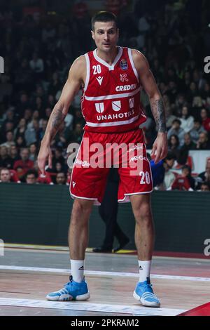 Varese, Italia. 08th Apr, 2023. Andrea Cinciarini #20 di Unahotels Reggio Emilia visto durante LBA Lega Basket Un gioco di Stagione 2022/23 tra Pallacanestro Varese OpenJobMetis e Unahotels Reggio Emilia a Palasport Lino Oldrini. Punteggio finale; Varese 81:85 Reggiana. (Foto di Fabrizio Carabelli/SOPA Images/Sipa USA) Credit: Sipa USA/Alamy Live News Foto Stock