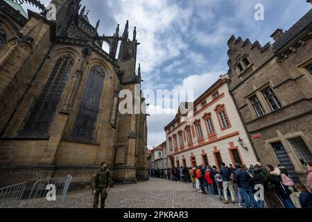 Praga, Repubblica Ceca. 09th Apr, 2023. I turisti stanno aspettando in coda vicino a st. Cattedrale di Vito nel Castello di Praga, Repubblica Ceca, 9 aprile 2023. Credit: Michaela Rihova/CTK Photo/Alamy Live News Foto Stock