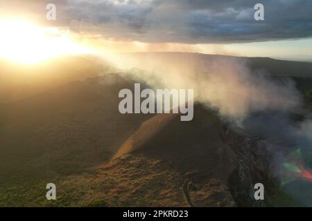 Il gas vulcanico copre il paesaggio del Nicaragua vista aerea dei droni al tramonto Foto Stock