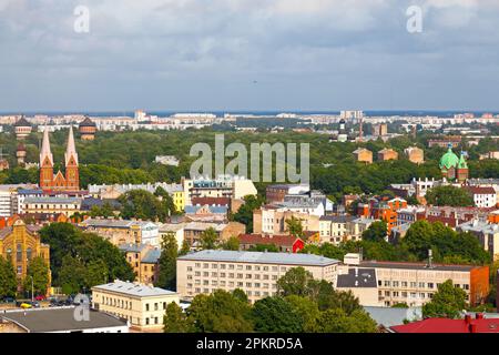 Riga, Lettonia - 13 giugno 2019: Vista aerea della città con la St Chiesa di Francesco, la chiesa di tutti i Santi e la chiesa di San Giovanni il Cour Ortodosso Forerunner Foto Stock