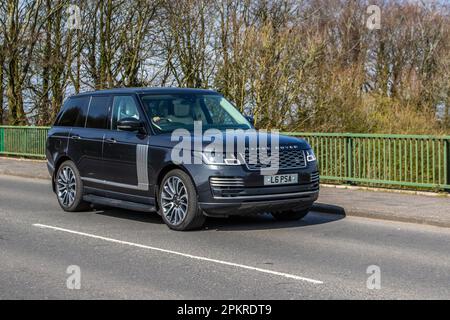 2019 Land Rover Range Rover A-Bio SDV8 A SDV8 Auto Start/Stop che attraversa il ponte autostradale a Greater Manchester, Regno Unito Foto Stock