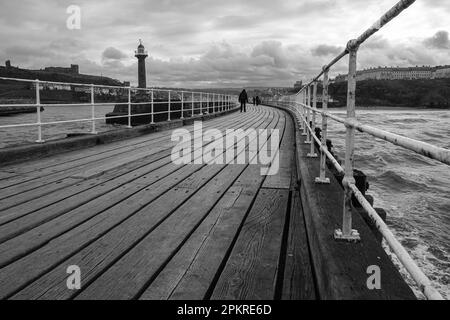 Whitby West Pier Extension in un ventoso giorno di aprile Foto Stock