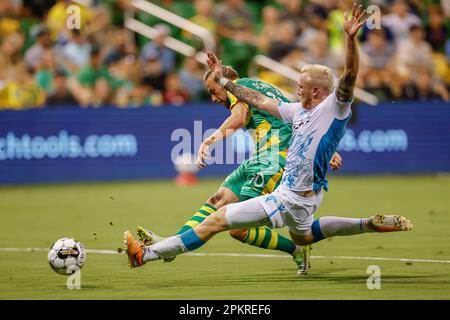 St Petersburg, FL: Miami FC difensore Callum Chapman-Page (5) slide affronta Tampa Bay Rowdies avanti Felix Schröter (10) durante una partita di calcio USL, SA Foto Stock