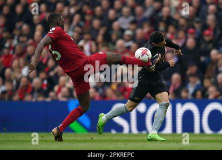 Ibrahima Konate di Liverpool (a sinistra) e Gabriel Martinelli dell'Arsenal combattono per la palla durante la partita della Premier League ad Anfield, Liverpool. Data immagine: Domenica 9 aprile 2023. Foto Stock