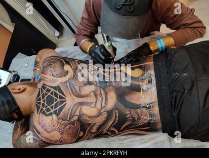 Lalitpur, Bagmati, Nepal. 9th Apr, 2023. Un artista tatuaggio inks un cliente durante la 10th International Nepal Tattoo Convention a Lalitpur, Nepal il 9 aprile 2023. Più di 200 artisti di tatuaggio da tutto il mondo si sono riuniti per mostrare le loro abilità nel convegno. (Credit Image: © Sunil Sharma/ZUMA Press Wire) SOLO PER USO EDITORIALE! Non per USO commerciale! Credit: ZUMA Press, Inc./Alamy Live News Foto Stock