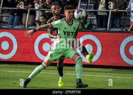 Emiliano Rigoni, centrocampista del FC Austin (7) e Diego Palacios, difensore del LAFC (12), lottano per il possesso durante una partita MLS, sabato 8 aprile 2023, alle ore 22 Foto Stock