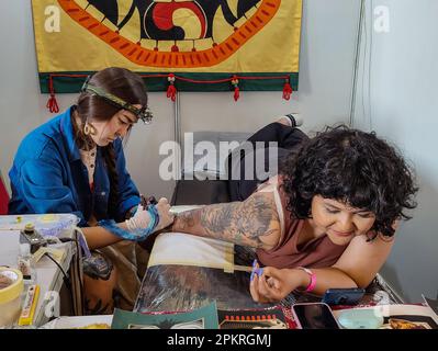 Lalitpur, Bagmati, Nepal. 9th Apr, 2023. Un artista tatuaggio inks un cliente durante la 10th International Nepal Tattoo Convention a Lalitpur, Nepal il 9 aprile 2023. Più di 200 artisti di tatuaggio da tutto il mondo si sono riuniti per mostrare le loro abilità nel convegno. (Credit Image: © Sunil Sharma/ZUMA Press Wire) SOLO PER USO EDITORIALE! Non per USO commerciale! Credit: ZUMA Press, Inc./Alamy Live News Foto Stock