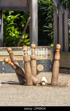 Momento dell'impatto di un piccolo birillo di legno o di un bitlot contro i più grandi birilli di legno nel tradizionale gioco di bowling catalano 'bowling catalano', in Foto Stock