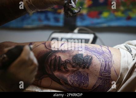 Lalitpur, Bagmati, Nepal. 9th Apr, 2023. Un artista tatuaggio inks un cliente durante la 10th International Nepal Tattoo Convention a Lalitpur, Nepal il 9 aprile 2023. Più di 200 artisti di tatuaggio da tutto il mondo si sono riuniti per mostrare le loro abilità nel convegno. (Credit Image: © Sunil Sharma/ZUMA Press Wire) SOLO PER USO EDITORIALE! Non per USO commerciale! Credit: ZUMA Press, Inc./Alamy Live News Foto Stock