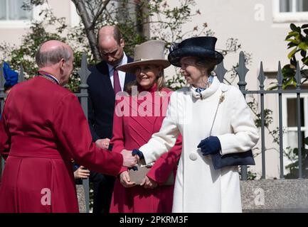 Windsor, Berkshire, Regno Unito. 9th aprile 2023. La principessa Anna, la principessa reale, parla con David Conner The Dead of Windsor dopo aver assistito al servizio mattutino della domenica di Pasqua alla Cappella di San Giorgio al Castello di Windsor. Credit: Maureen McLean/Alamy Live News Foto Stock