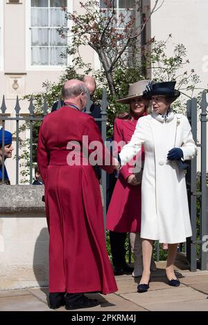 Windsor, Berkshire, Regno Unito. 9th aprile 2023. La principessa Anna, la principessa reale, parla con David Conner The Dead of Windsor dopo aver assistito al servizio mattutino della domenica di Pasqua alla Cappella di San Giorgio al Castello di Windsor. Credit: Maureen McLean/Alamy Live News Foto Stock