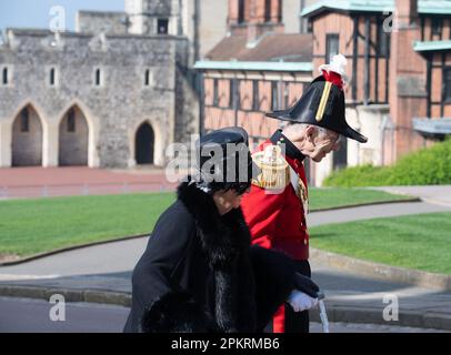 Windsor, Berkshire, Regno Unito. 9th aprile 2023. Un cavaliere militare cammina fino alla Cappella di San Giorgio al Castello di Windsor questa mattina per il Servizio della Domenica di Pasqua. Credit: Maureen McLean/Alamy Live News Foto Stock