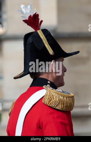 Windsor, Berkshire, Regno Unito. 9th aprile 2023. Un cavaliere militare cammina fino alla Cappella di San Giorgio al Castello di Windsor questa mattina per il Servizio della Domenica di Pasqua. Credit: Maureen McLean/Alamy Live News Foto Stock