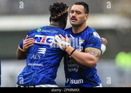 Leeds, Regno Unito. 09th Apr, 2023. Justin Sangare #17 di Leeds Rhinos e Zane Tetevano #10 di Leeds Rhinos nella sessione di riscaldamento pre-partita durante la partita Betfred Super League Round 8 Leeds Rhinos vs Huddersfield Giants all'Headingley Stadium, Leeds, Regno Unito, 9th aprile 2023 (Foto di Mark Cosgrove/News Images) a Leeds, Regno Unito il 4/9/2023. (Foto di Mark Cosgrove/News Images/Sipa USA) Credit: Sipa USA/Alamy Live News Foto Stock