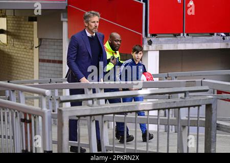 AMSTERDAM - il regista Edwin van der SAR impedisce che un ragazzo venga sfrattato dallo stadio dopo la partita della prima lega olandese tra Ajax Amsterdam e Fortuna Sittard alla Johan Cruijff Arena il 9 aprile 2023 ad Amsterdam, Paesi Bassi. ANP OLAF KRAAK Foto Stock