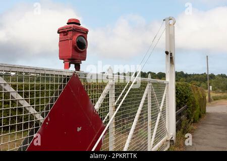 Vista ravvicinata di una lanterna di sosta vintage vista in cima a un vecchio incrocio a livello ferroviario Foto Stock