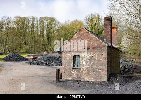 Dudley, West Midlands-regno unito Luglio 13 2019 Un cantiere di carbone del 1900 e un ponte pesante Foto Stock