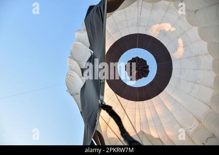 All'interno di una mongolfiera che guarda verso il cielo mentre si gonfia Foto Stock