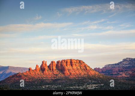 Alba su Cockscomb Rock a Sedona, Arizona Foto Stock