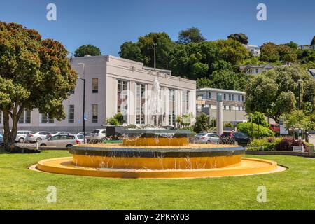 5 dicembre 2022: Napier, Hawkes Bay, Nuova Zelanda - edifici in stile Art Deco e la fontana Tait Fountain nel centro di Napier, e una vista su alcuni Foto Stock