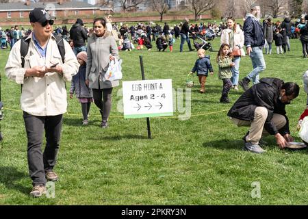 I bambini e i loro genitori e nonni partecipano alla caccia alle uova nella Parade Grounds di Governors Island a New York in anticipo della domenica di Pasqua il 8 aprile 2023 Foto Stock