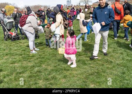 New York, Stati Uniti. 08th Apr, 2023. I bambini e i loro genitori e nonni partecipano alla caccia alle uova nella Parade Grounds di Governors Island a New York in anticipo della domenica di Pasqua il 8 aprile 2023. Questa è stata la prima volta che la caccia all'uovo di Pasqua si teneva a Governors Island. Dopo che i capretti di tutte le età da 2 a 8 hanno raccolto le uova di legno hanno potuto scambiarli per i sacchetti delle caramelle. Ai bambini è stato offerto di dipingere anche le uova. (Foto di Lev Radin/Sipa USA) Credit: Sipa USA/Alamy Live News Foto Stock