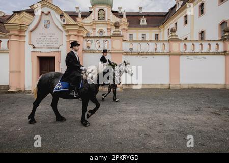 Cavalieri pasquali, presi durante la processione pasquale al confine tedesco-polacco a Ostritz, 9 aprile 2023. La risurrezione di Gesù Cristo è annunciata durante la tradizionale processione nella Lusazia superiore della domenica di Pasqua. A Ostritz la processione cammina da Stadtwitte alla St Monastero di Marienthal Foto Stock