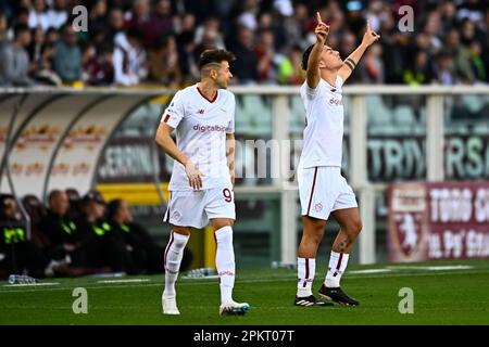 Torino, Italia. 8 aprile 2023. Paulo Dybala di AS Roma celebra dopo aver segnato un gol durante la Serie A partita di calcio tra Torino FC e AS Roma. Credit: Nicolò campo/Alamy Live News Foto Stock