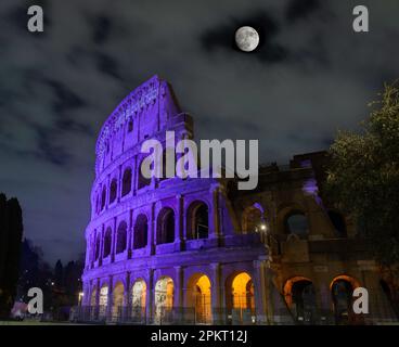 Roma Italia 14 marzo 2023: Il Colosseo illuminato in viola per sensibilizzare la ricerca scientifica contro il cancro Foto Stock