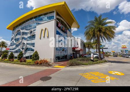 Il ristorante McDonald's più grande del mondo, appena fuori da International Drive e Sand Lake Road a Orlando, Florids, USA. Foto Stock