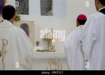 Serrinha, bahia, brasile - 6 aprile 2023: La messa segna l'inizio della processione dei fuochi d'artificio nella città di Serinha. Foto Stock