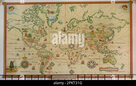 Scoperte ed esplorazioni marittime portoghesi. 15th-16th secoli. Grande planisfero, realizzato dai laboratori del Museu de Marinha, simile alle vecchie carte e mappe dei secoli 15th e 16th, che mostrano le nuove terre, piante, animali e popolazioni contattate dai navigatori portoghesi. Si trova alla fine della sala d'ingresso. Museo Marittimo. Lisbona, Portogallo. Autore: Portogallo. Laboratori del Museu de Marinha. Lisbona. Foto Stock