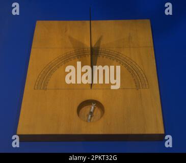 Shadow Instrument (replica congetturale). Inventato da Pedro Nunes (1502-1578) per misurare l'altitudine del Sole, per la determinazione della latitudine. Opportunamente orientato, indica l'altitudine per l'ombra dell'ipotenusa del triangolo sopra la scala graduata. 16th ° secolo. Museo Marittimo. Lisbona, Portogallo. Autore: Pedro Nunes (1502-1578). Geografo portoghese. Foto Stock