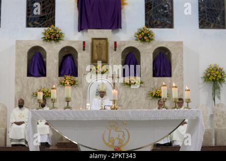 Serrinha, bahia, brasile - 6 aprile 2023: La messa segna l'inizio della processione dei fuochi d'artificio nella città di Serinha. Foto Stock